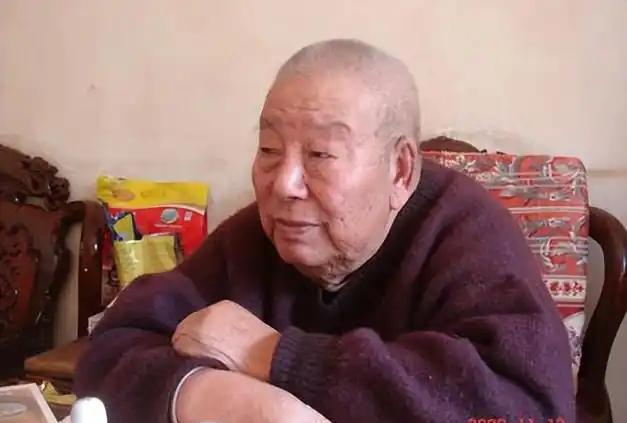 [月亮]1951年朝鲜战场，志愿军唐满洋已经饿了三天，他趁夜晚摸进了美军阵地，结
