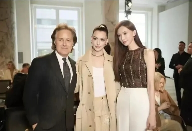 第一美女林志玲晒在纽约秀合照！参加纽约秀场的林志玲和安妮.海瑟薇同框，都是大美女