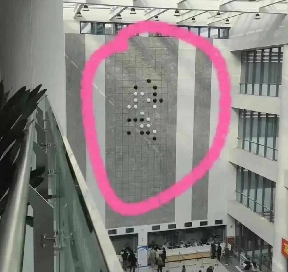 医院里这个棋盘有什么寓意？