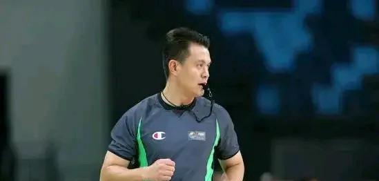 CBA联赛裁判段铸这个人恐怕还没有遇到像江啸这种人物吧！要是遇到了江啸的话，CB