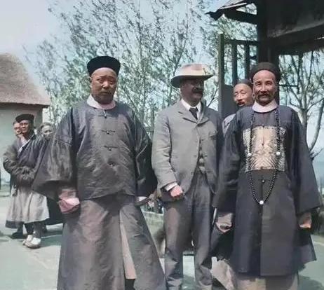 1901年，慈禧为了讨好列强，命令军机大臣赵舒翘自尽，他服下多种剧毒后，直到深夜