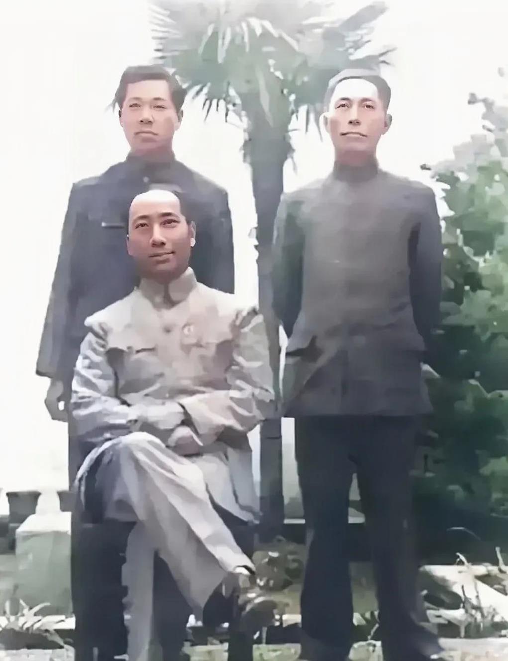 这张照片拍摄于1943年的重庆，这才是军统副局长戴笠的真实面貌，不是演员扮演的，