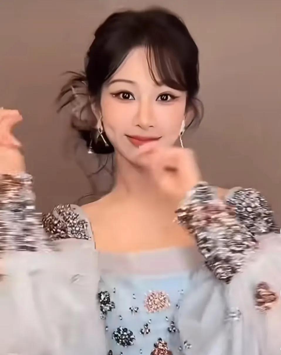 哈哈哈，欢乐的杨紫又来了！
前几天她那抽象的舞姿，才在全国各地巡演了一遍，现在又