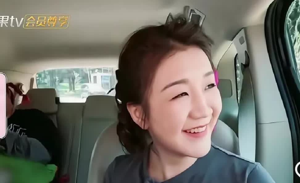 陈梦真的很爱笑，她看着窗外的阳光对她妈说，你不觉得天气好人的心情就不好吗？
陈