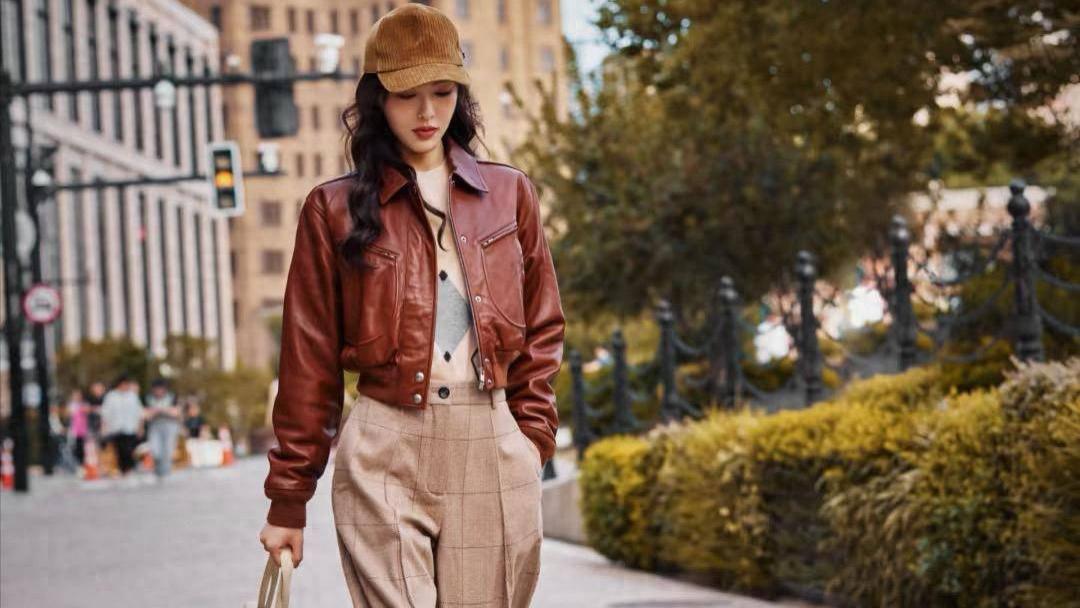 40岁唐嫣带火冬季美拉德，鸭舌帽配皮衣格子裤时髦有腔调，她把冬天穿成巴黎秀场的秘密藏在这件皮衣里