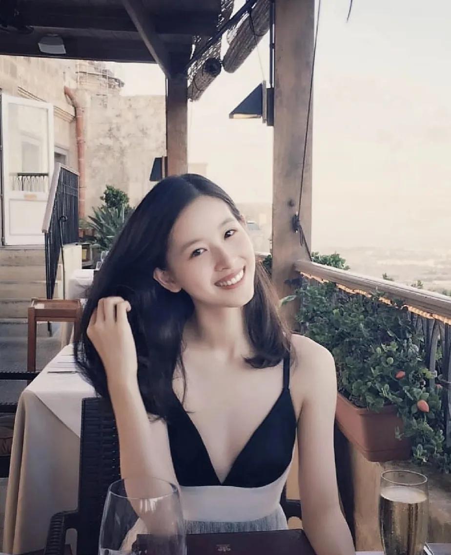 小姑娘时期的章泽天，
确实很清新，
不算很漂亮，
但是非常有特色。
