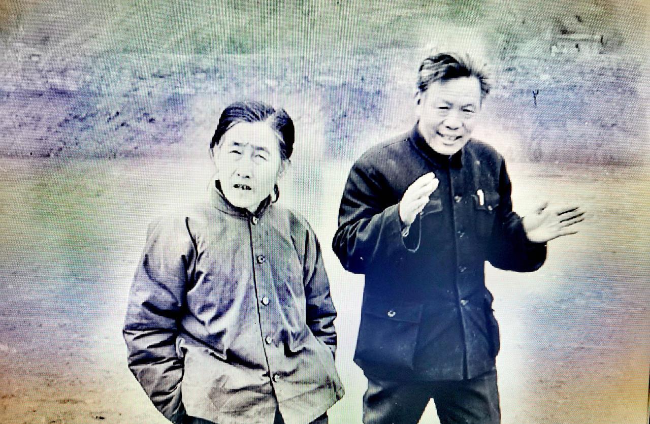 1982年，刘丽真正在白河县视察，作为刘志丹的女儿，她总是深入一线。当一封来自几