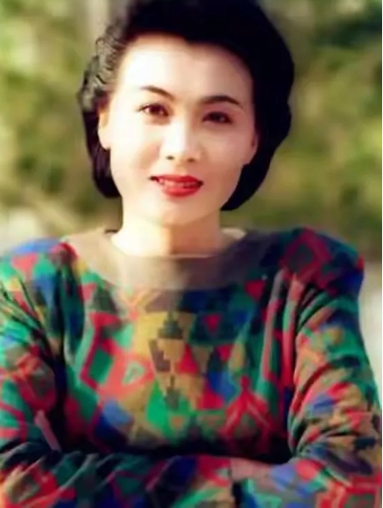 李媛媛曾是中国影视界一颗耀眼的星，她在《北京人在纽约》里的苏文纨一角深入人心，颜