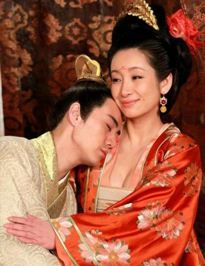 武则天一把抓住薛怀义的手，命令道：“时候不早，快替我揭开龙袍。”可薛怀义面露难色