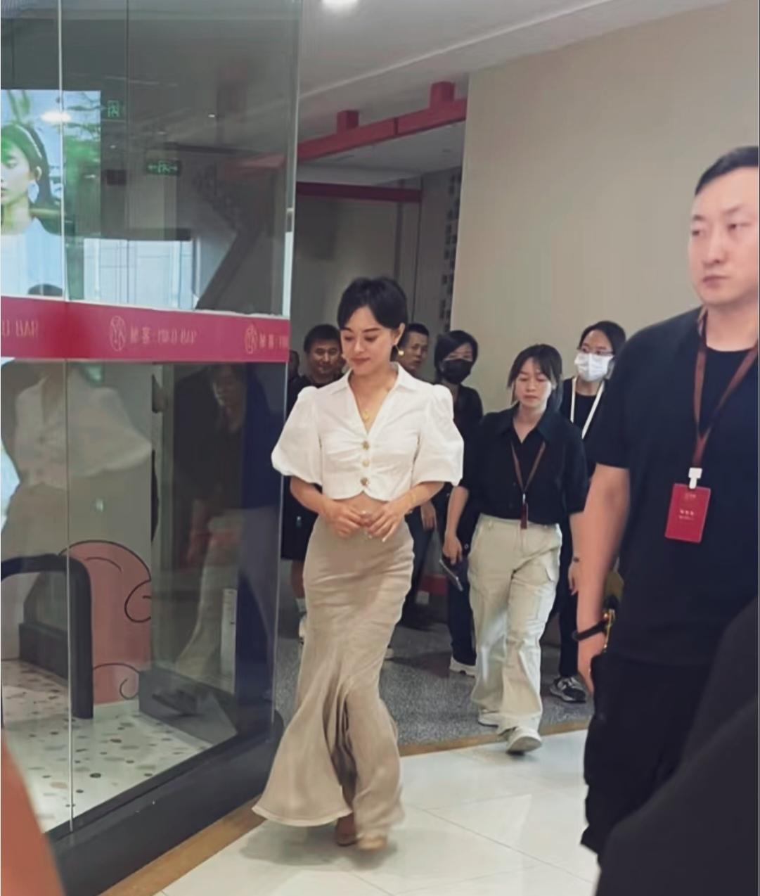 孙俪的衣品令人堪忧！这套穿搭看着很廉价像某宝上淘来的！真是拉低了气质，淹没了颜值