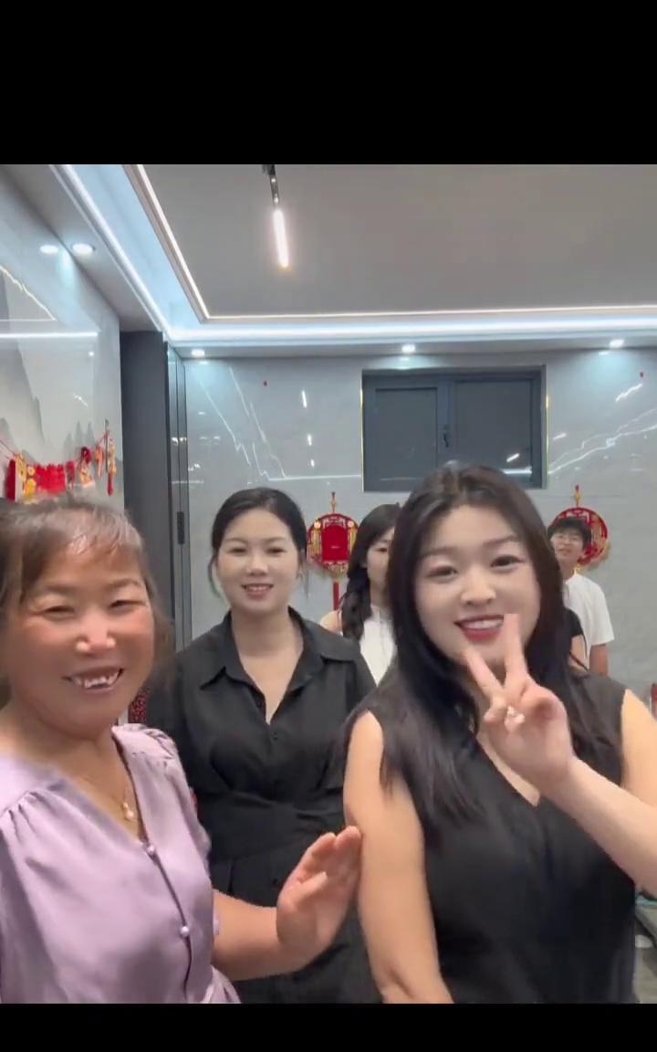 8个女儿，1个儿子的大家庭。
这是大女儿倩倩，这是二女儿萍萍，这是三女儿小香，这