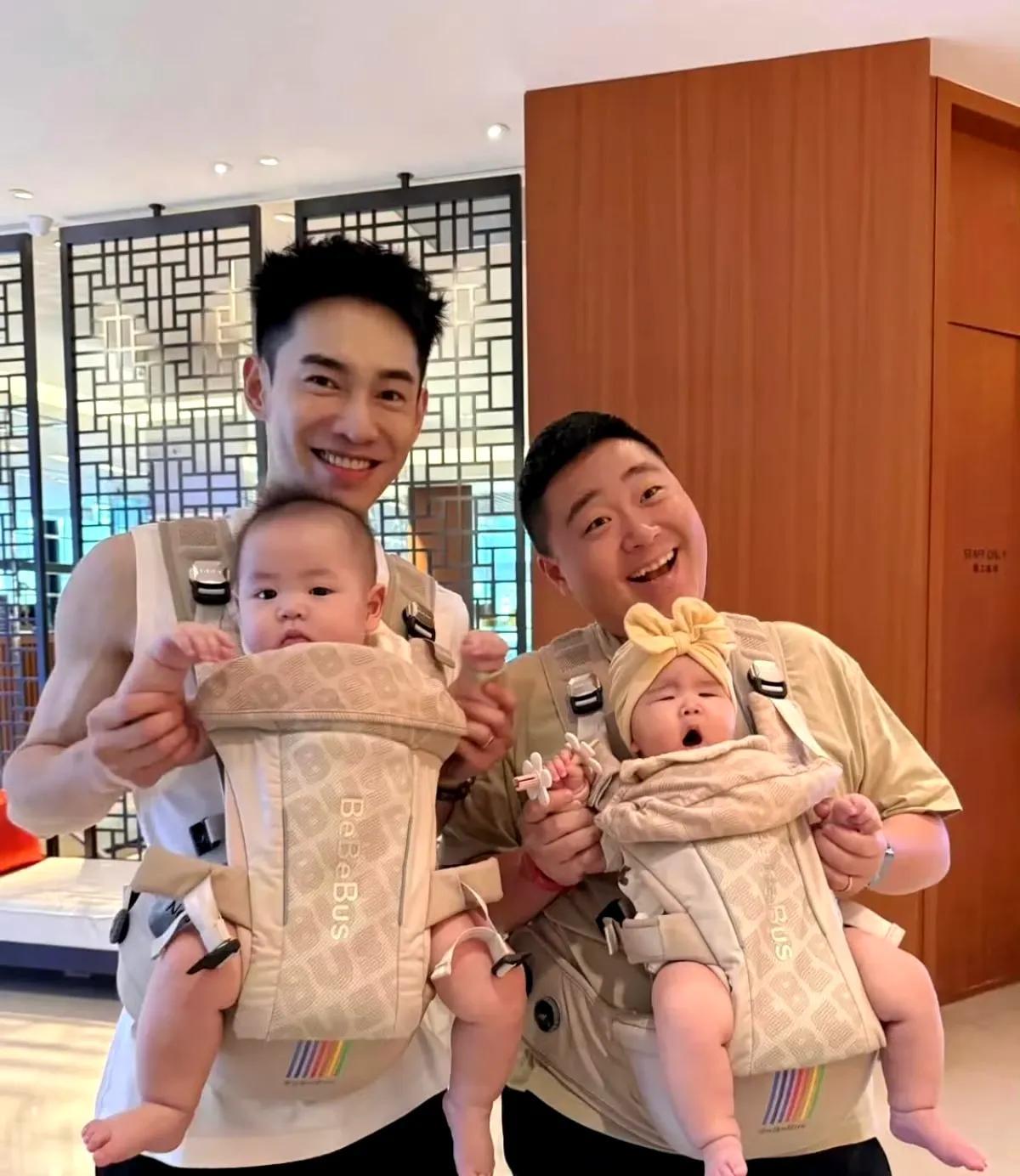 欧阳妮妮一家和郝劭文一家带娃聚会，两家都是不久前刚生了娃，郝劭文女儿和他好像！