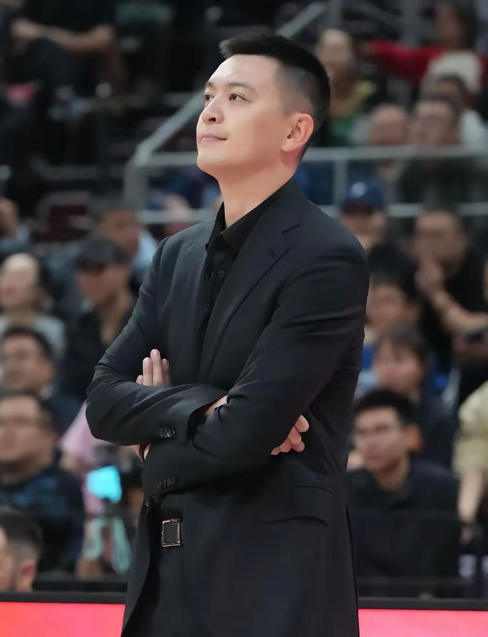 篮球博主:辽宁赢下山东有利有弊，冲击四连冠希望不大。
辽宁主场艰难赢下山东挤进常