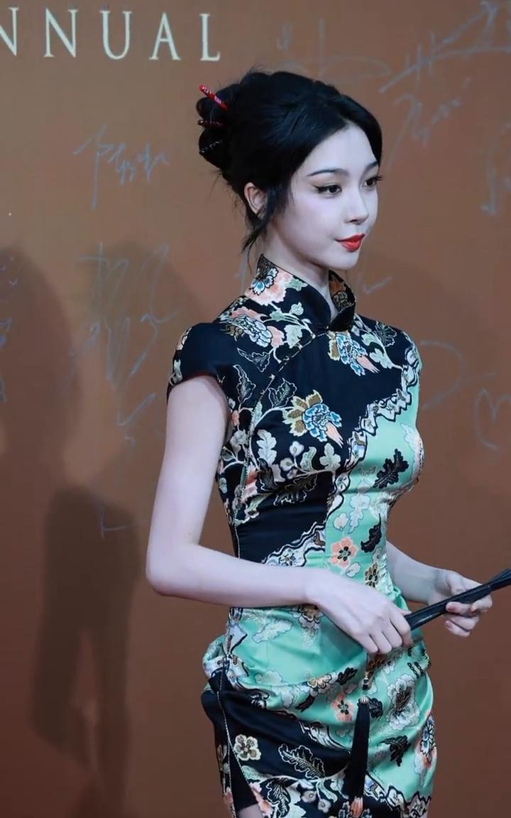 欢迎李梦玲老师。