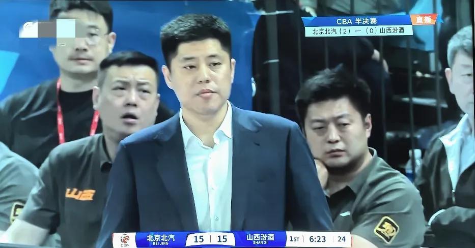 北京与山西的第3场比赛开始了，双方进攻非常快，播报比分都来不及，15:17，山西