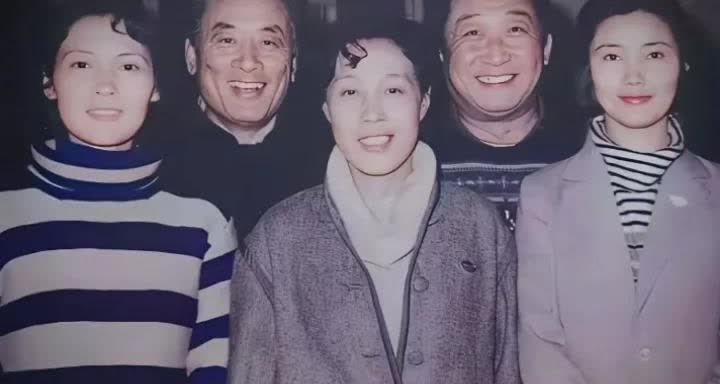 八十年代，长影厂的两位当红影星宋晓英、姜黎黎与王玉梅、庞学勤颜彼得的一张珍贵留影