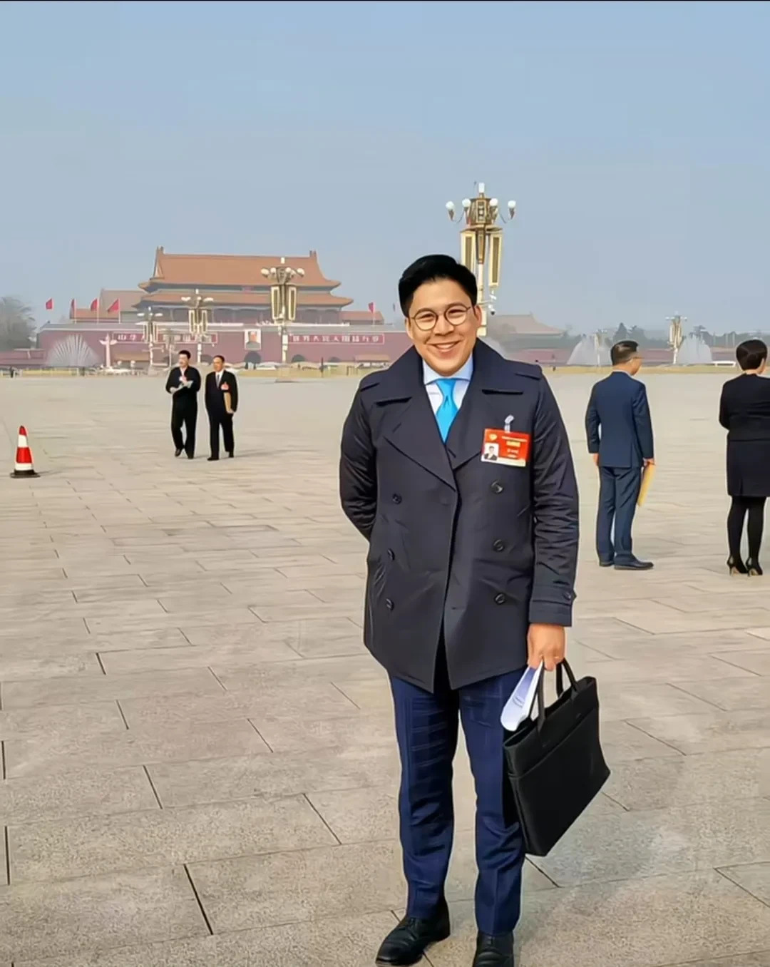 郭晶晶携子女北京游











我的天哪！你们见过这么接地气的豪门一家