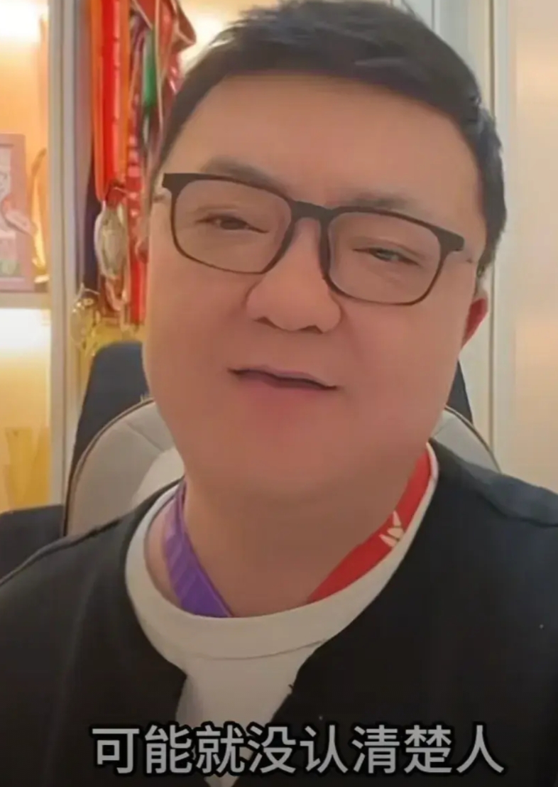 媒体人董路对国足主教练伊万进行了严厉的批评。他怀疑伊万根本没看过中超联赛，对球员