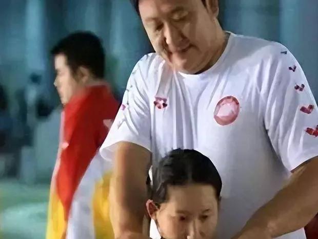 前妻曝光！金炜用退役威胁弟子结婚，三任妻子全是学员。更讽刺的是，金炜在与弟子结婚