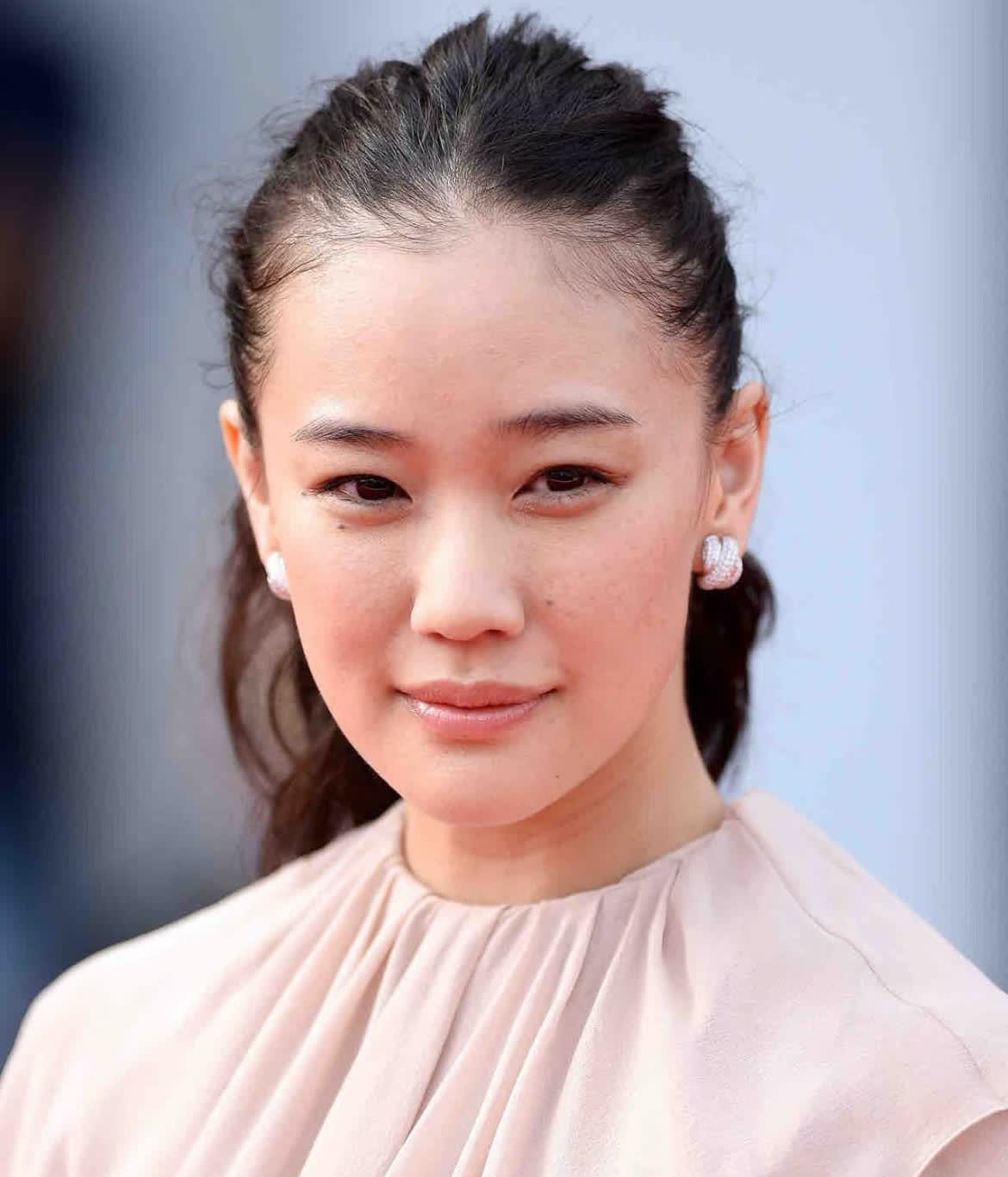 苍井优产后首次公开露面
这些美女为啥都无一例外嫁给了外貌普通的男人？她老公鼻子
