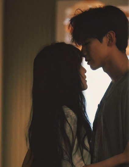 2025年追剧人真的爽到飞起，各种题材的好剧扎堆上线，完全不用愁剧荒，每天都能抱