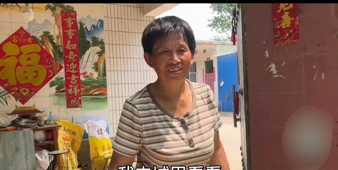 华强一家三口带着礼品来医院看望鹏爸。
倔婆婆走到病床前，关切地询问鹏爸中午吃饭了