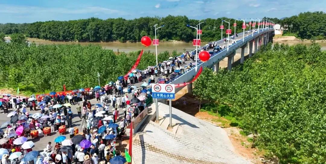 疯狂小杨哥捐赠2000万修建的大桥通车了，该桥总长617米，宽8.5米，按四级公