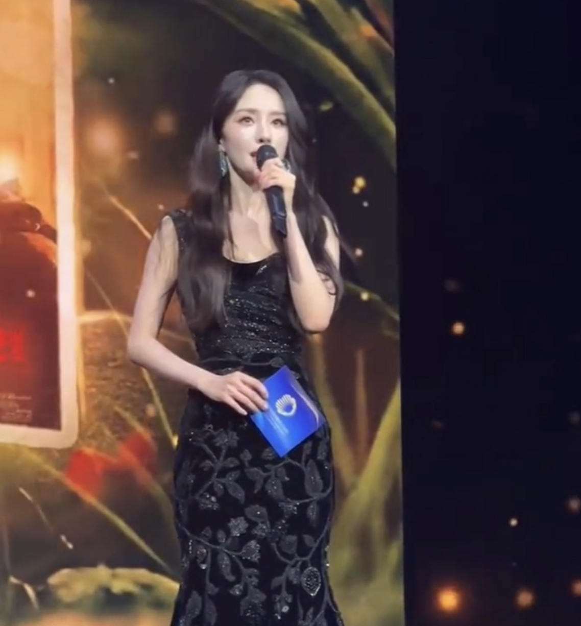 杨幂为演农妇增重十斤，片场踩裙摔倒两秒起身！这转型是动真格了？