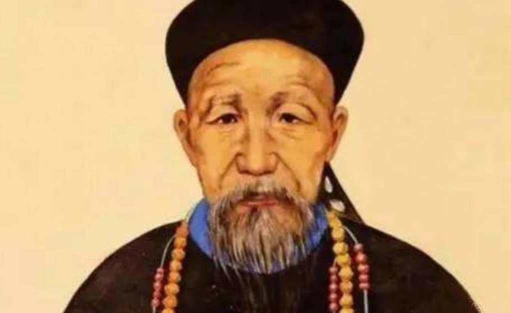 曾国藩任职两江总督时，远房表叔被恶霸欺压，表叔去县衙伸冤。岂料县官被恶霸用金银收