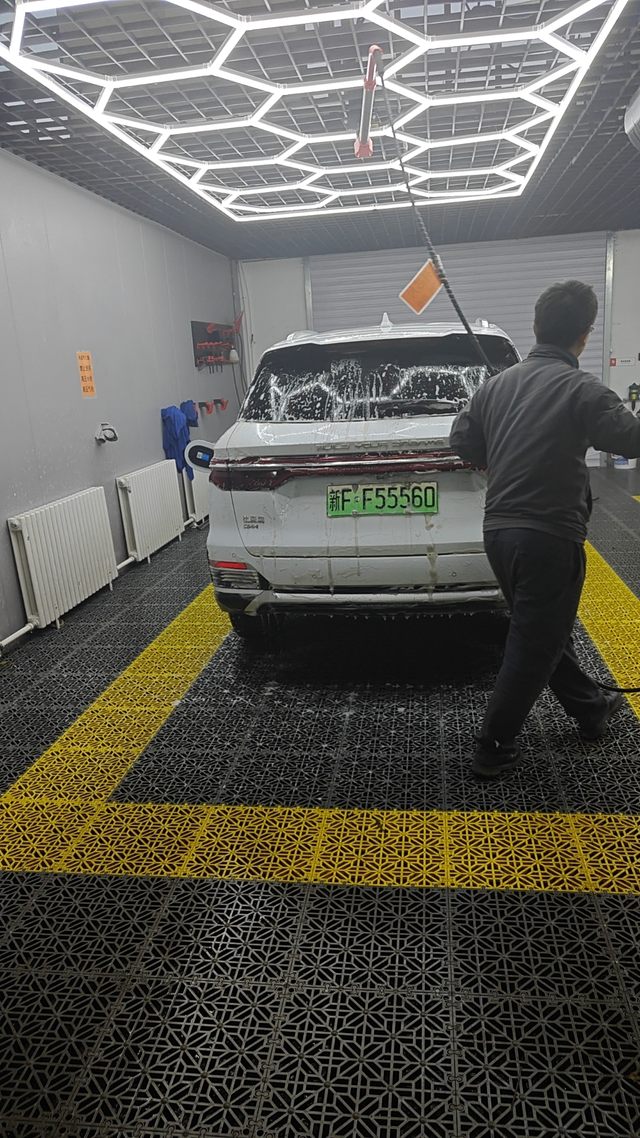 脱保也能免费换电池
开了半个月出了重大事故就在汽修城修车了。又因为个人跑业务原因