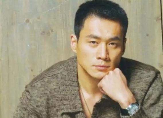 1998年，饰演武松的丁海峰与饰演潘金莲的王思懿，两人因戏生情，转身，丁海峰就与