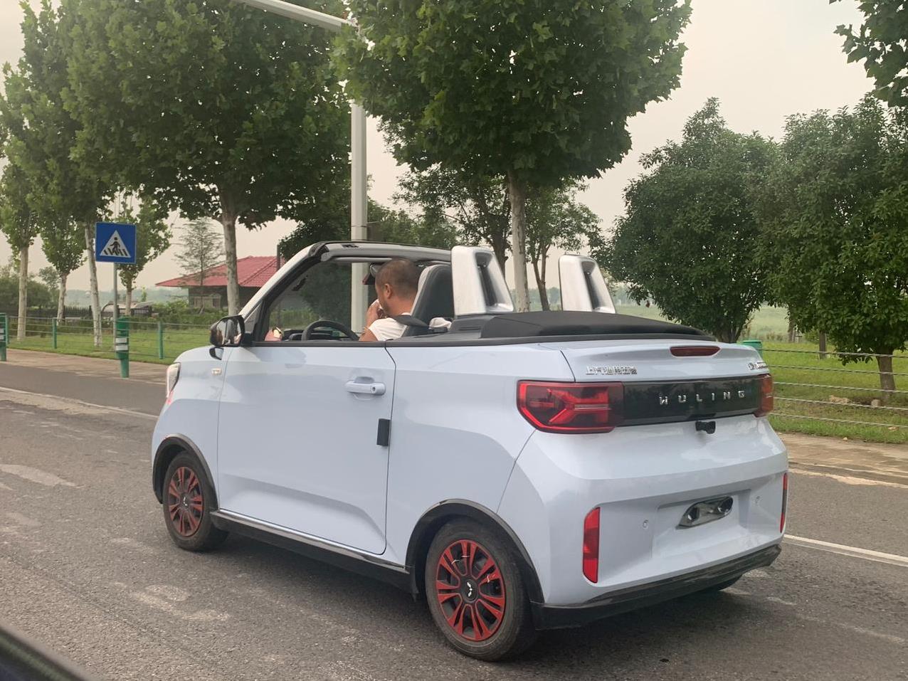 真没想到呀，迷你的敞篷车已经上路了。这是车主自己改装的，还是原厂的敞篷车呢？
