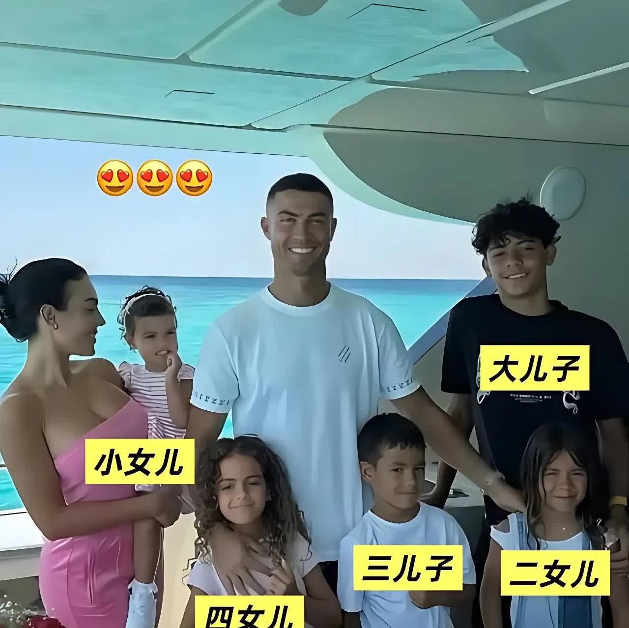 果然有钱人都喜欢儿孙绕膝！

C罗在2010年代孕了大儿子迷你罗，
201