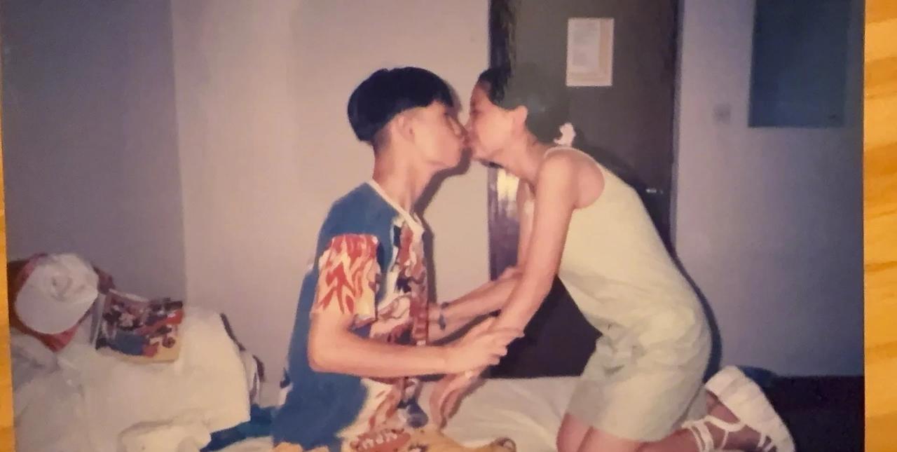 小沈阳晒与沈春阳旧照，庆祝结婚纪念日
6月26日下午，小沈阳在社交媒体发文，庆祝