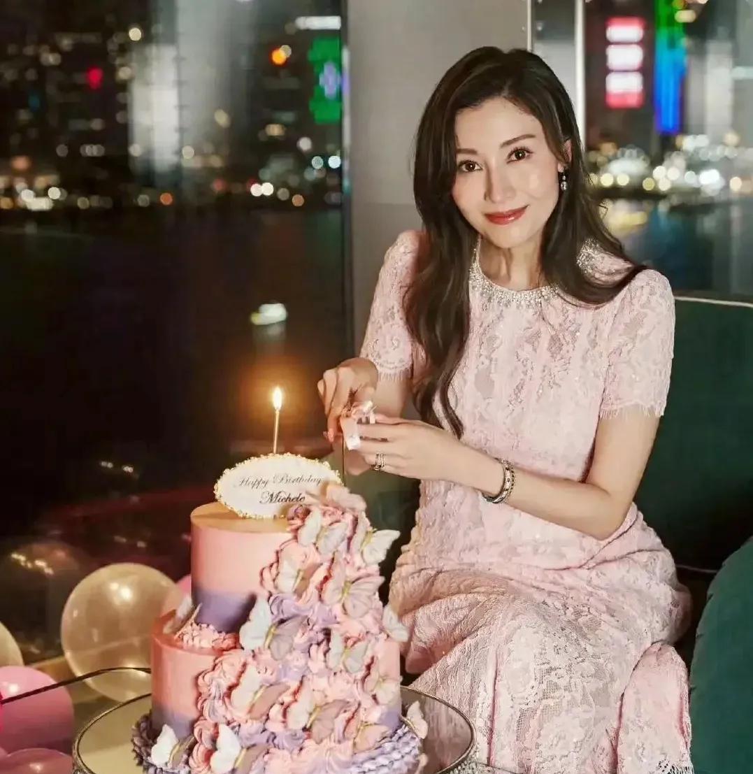 李嘉欣55岁生日，感觉像婚礼一样，还有漂亮“伴娘团”。女神上演了一场精彩的“时尚