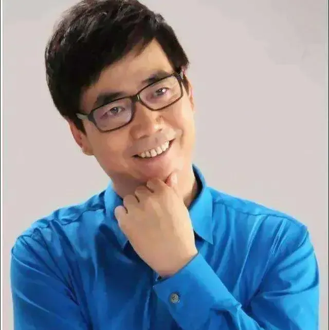 范明在内蒙拍戏的时候，突然接到好兄弟侯勇电话，侯勇着急地说：“兄弟，我有急事，你