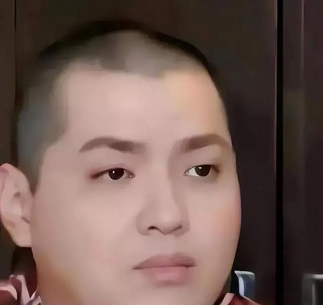 吴亦凡狱中照片曝光，脸部浮肿认不出，因表现良好还当上了二班小班长，每天起床后踩上