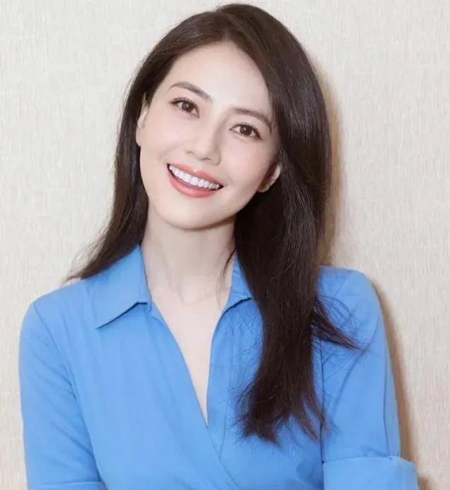 不敢想象高圆圆年轻的时候有多美
1996年，高圆圆还在读高中，她只是和朋友在王府