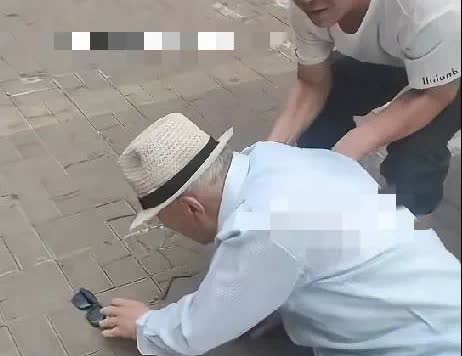 6月21日，辽宁沈阳一街道上一89岁的老人街头跌倒，老人戴的墨镜都跌到了一边，脸