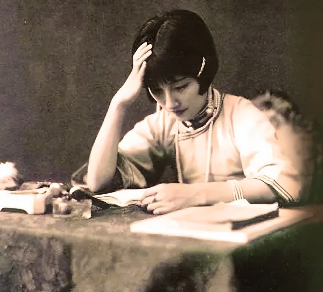 1965年，陆小曼去世后，好友揭露了她一个隐秘：她的前夫过分热衷房事，又体力过人