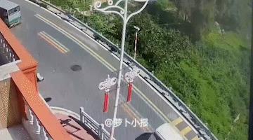 后事？不知道后事怎么办的。
交通安全警示教育视频，两个妹子骑着心爱的小摩托在山间