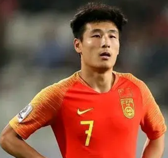 武磊这是喝了多少才能说出他和孙兴慜差距不大？还把差距归到自己出去晚了，腿在自己身