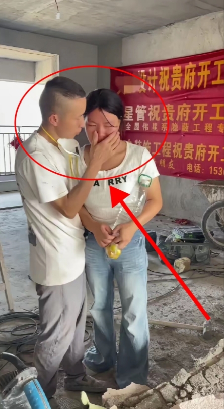 近40度的高温，谁在太阳底下待一会儿都发怵.
可有人还得在密不透风的屋子里砸墙—