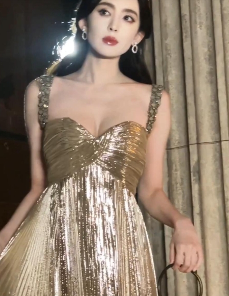 最近女星出席活动的造型各个美神降临，古力娜扎年度出色人物晚宴妆造宛若维纳斯，打上