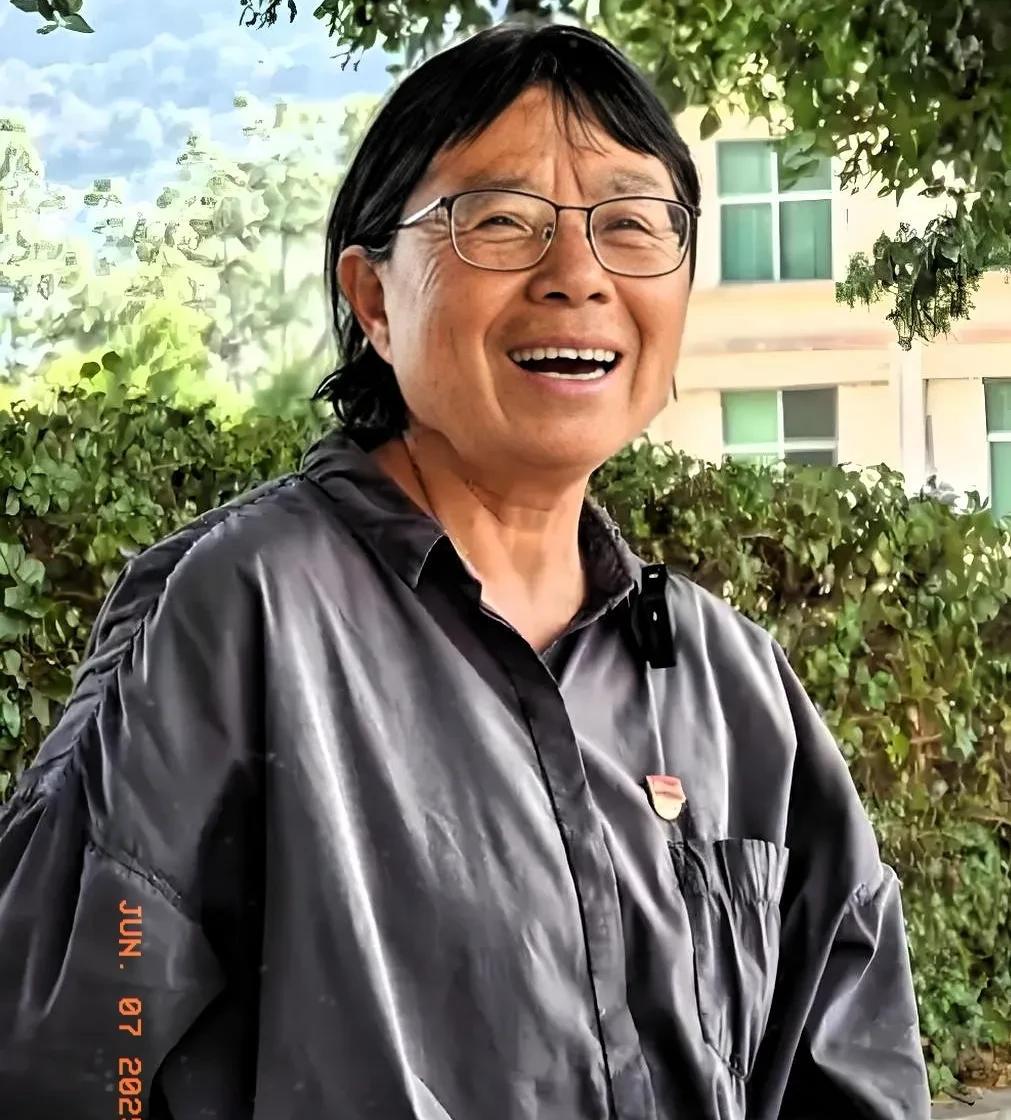有个事一直不敢说，
张桂梅老师的学生毕业后，
却没有一个人回去“报答”母校。
原