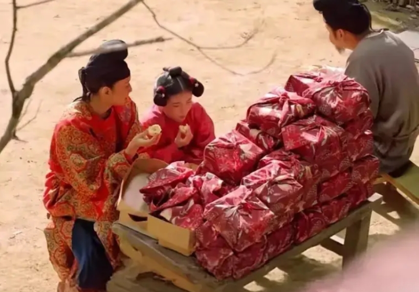 《长安的荔枝》李善德逆袭成功。
刚回长安时，被17娘手下暴揍，抢走了房契。
逆袭