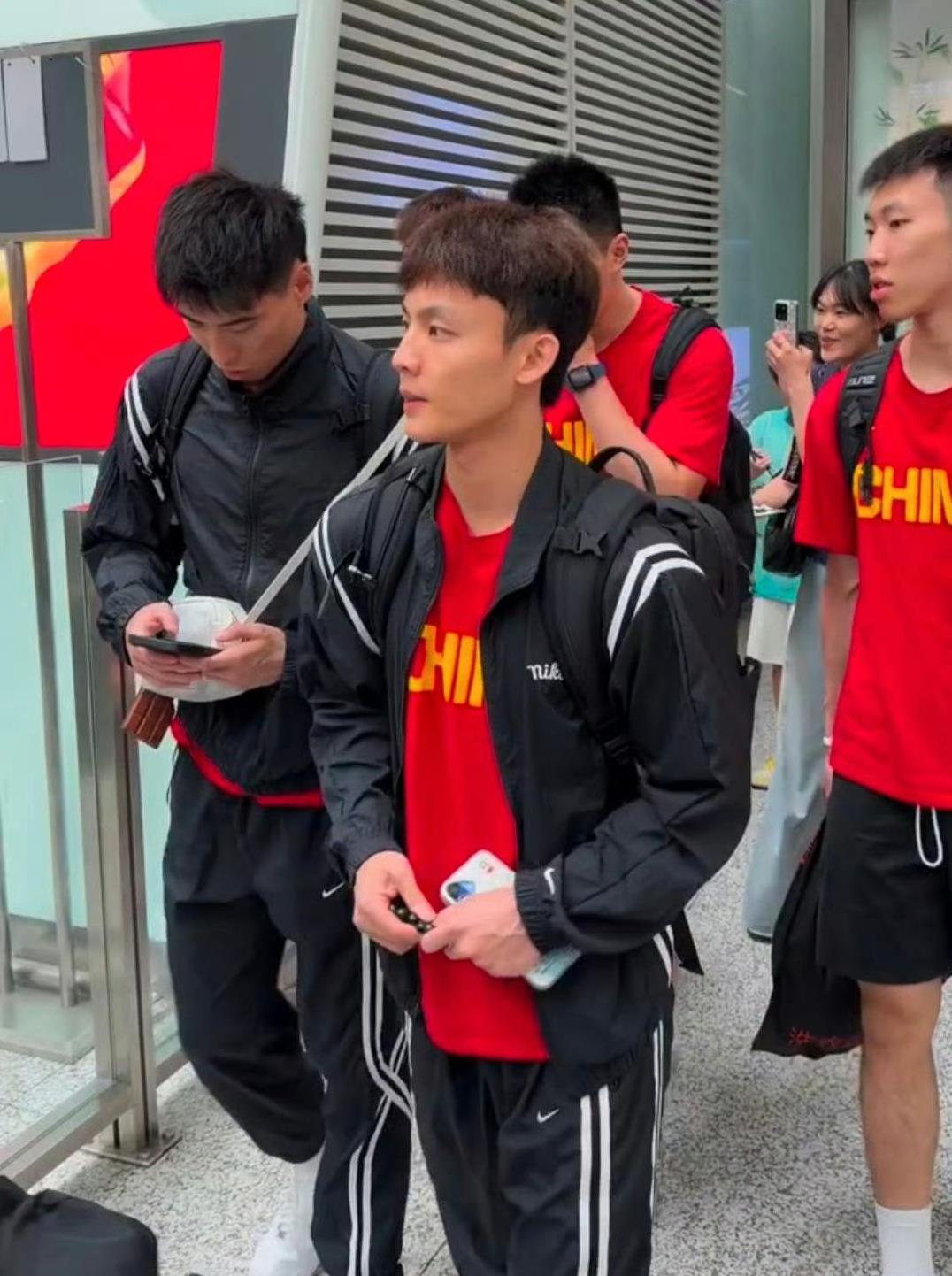 中国男篮乘坐高铁前往南京备战与波黑男篮热身赛，徐杰表情平静，但他还要为进入12人