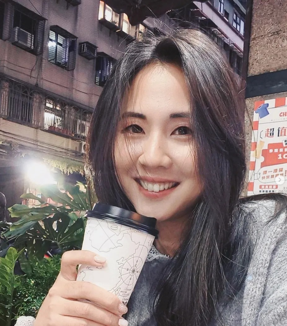 馆长上海之旅随行的美女记者是谁呢？

她叫何橞瑢，不是何慧蓉，写错人家名字不