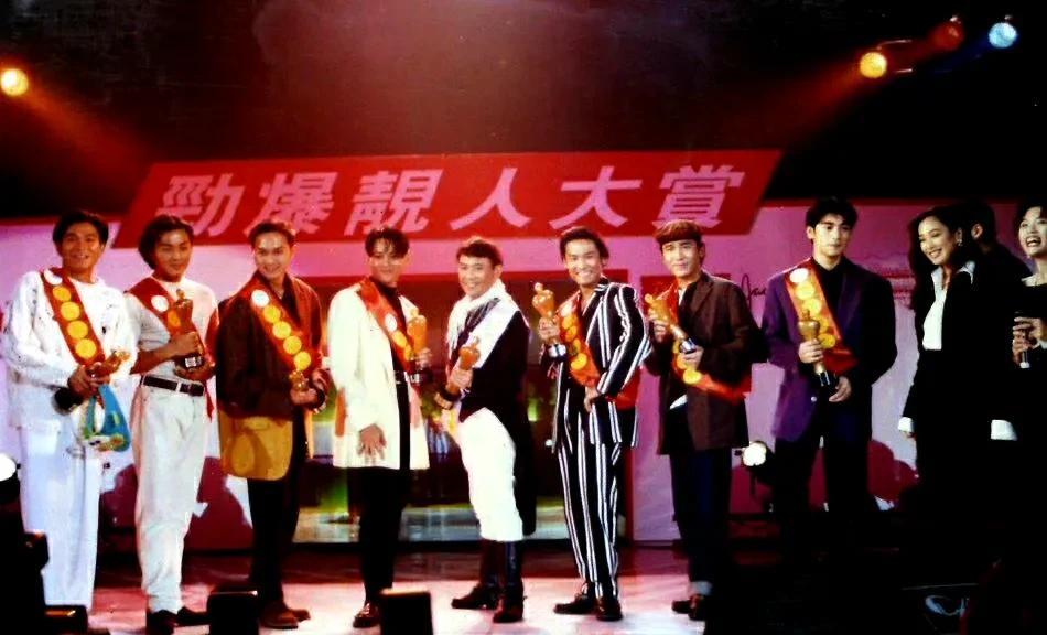 群星璀璨的年代。1992年香港某媒体举办的劲爆靓人大赏获奖者合影。
这个获奖名单