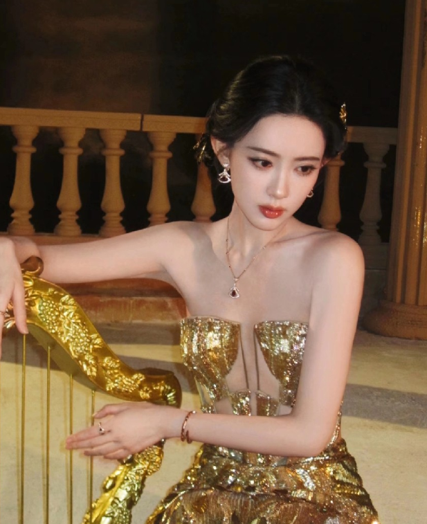 孟姐走红毯的经历简直太有梗了！别的明星走红毯那都是美美的上热搜，各种惊艳造型吸睛